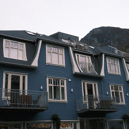 Blue House Dormitory Odda Bagian luar foto