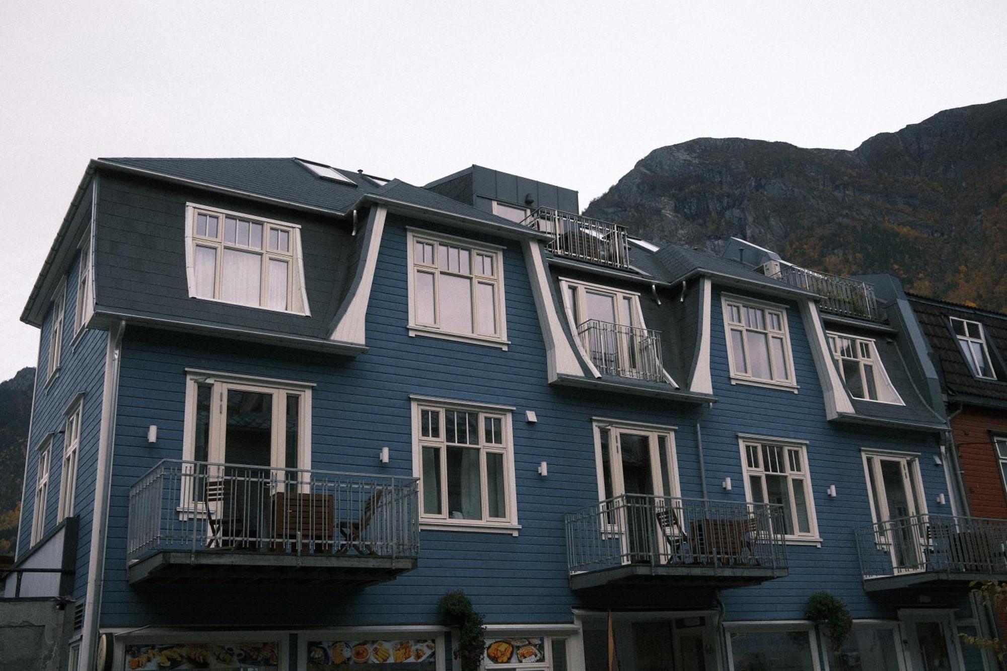 Blue House Dormitory Odda Bagian luar foto